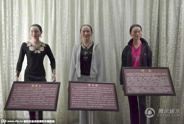 ，“華鎣山中外名人蠟像館”中的蠟像，被網(wǎng)友稱作“華鎣山農(nóng)貿(mào)服裝發(fā)布會(huì)”。