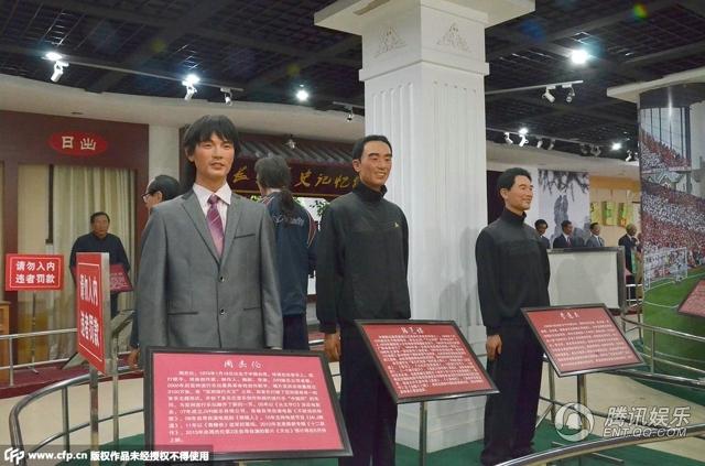 “華鎣山中外名人蠟像館”中的蠟像，被網(wǎng)友稱作“華鎣山農(nóng)貿(mào)服裝發(fā)布會(huì)”。