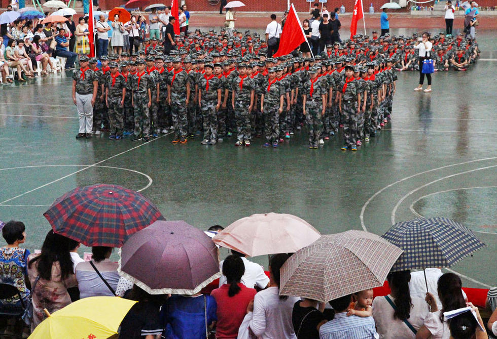 鄭州市，鄭州市第八中學會操表演當天突降大雨，但是同學們在雨中堅持完成了會操表演。