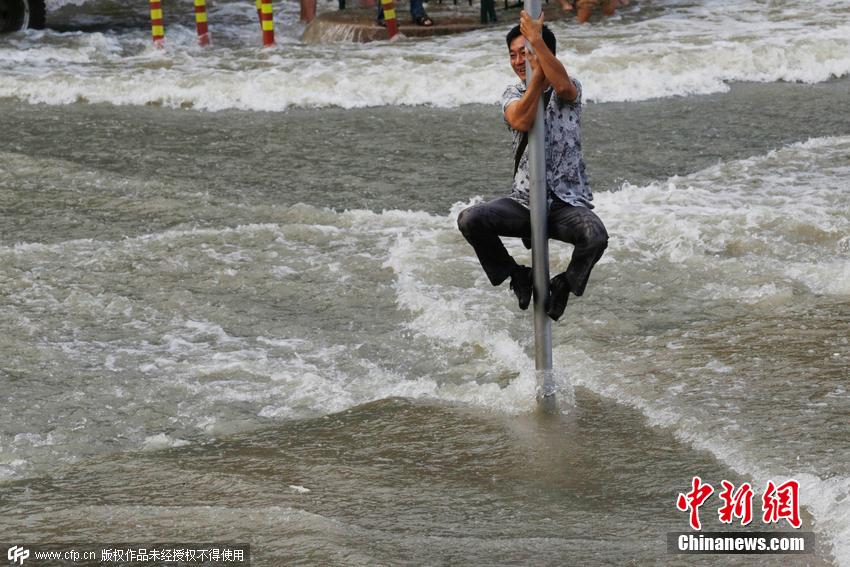 杭州錢塘江珊瑚沙水庫段，兇猛的“鬼王潮”沖上岸來