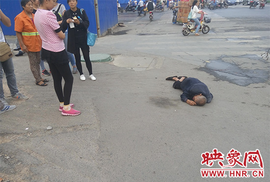 老人倒地后無(wú)人敢扶，過(guò)路市民拍照作證。