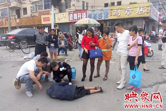 據(jù)附近環(huán)衛(wèi)工人介紹，老人是自己過(guò)路口時(shí)不小心摔倒的。