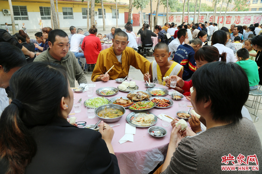 數(shù)百名少林武僧與家人團(tuán)聚 跪謝父母現(xiàn)場痛哭