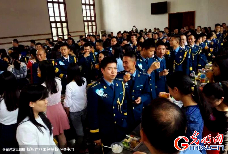 湖北武漢，“嫁人就嫁解放軍”，每年一屆的武漢軍旅姻緣會(huì)17日在駐漢空軍某指揮所文化活動(dòng)中心舉行