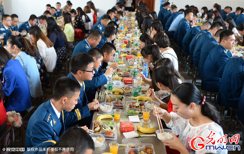 湖北武漢，“嫁人就嫁解放軍”，每年一屆的武漢軍旅姻緣會(huì)17日在駐漢空軍某指揮所文化活動(dòng)中心舉行