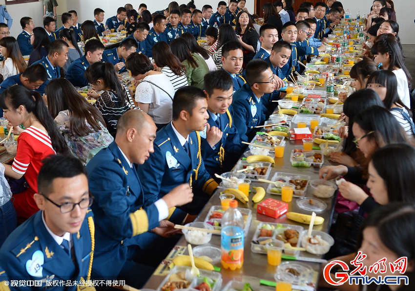 湖北武漢，“嫁人就嫁解放軍”，每年一屆的武漢軍旅姻緣會(huì)17日在駐漢空軍某指揮所文化活動(dòng)中心舉行