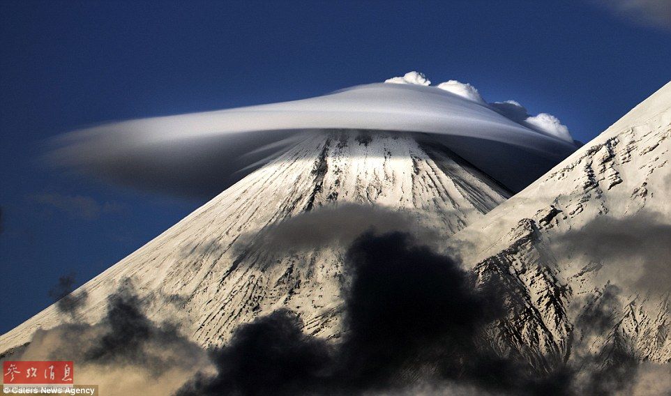 火山上籠罩著類似于外星飛碟形狀的云彩，場(chǎng)景猶如科幻大片。