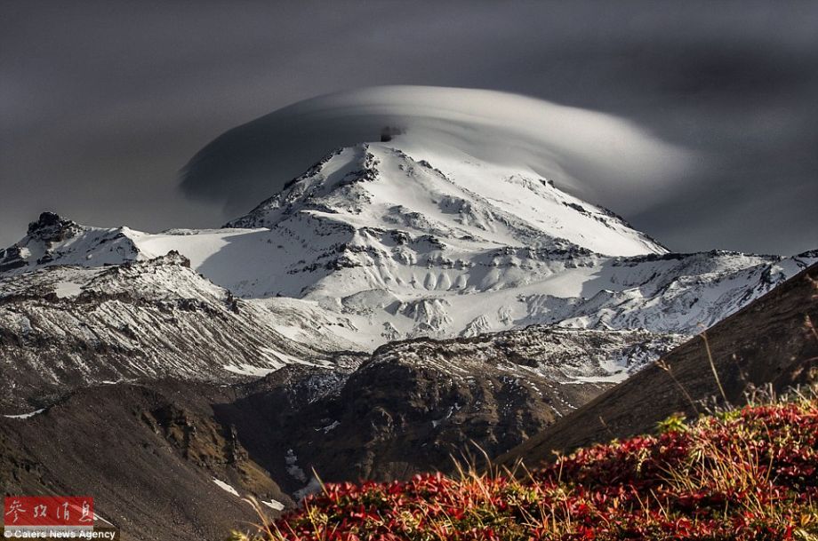 火山上籠罩著類似于外星飛碟形狀的云彩，場(chǎng)景猶如科幻大片。