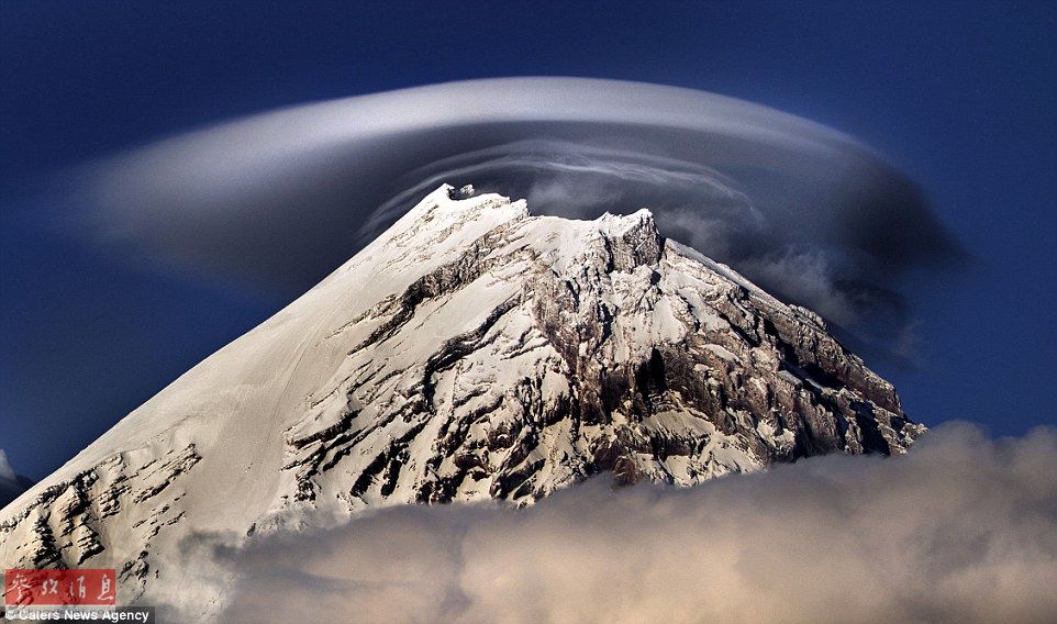 火山上籠罩著類似于外星飛碟形狀的云彩，場(chǎng)景猶如科幻大片。