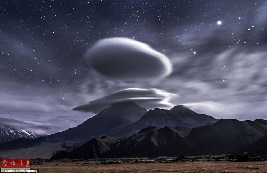 火山上籠罩著類似于外星飛碟形狀的云彩，場(chǎng)景猶如科幻大片。