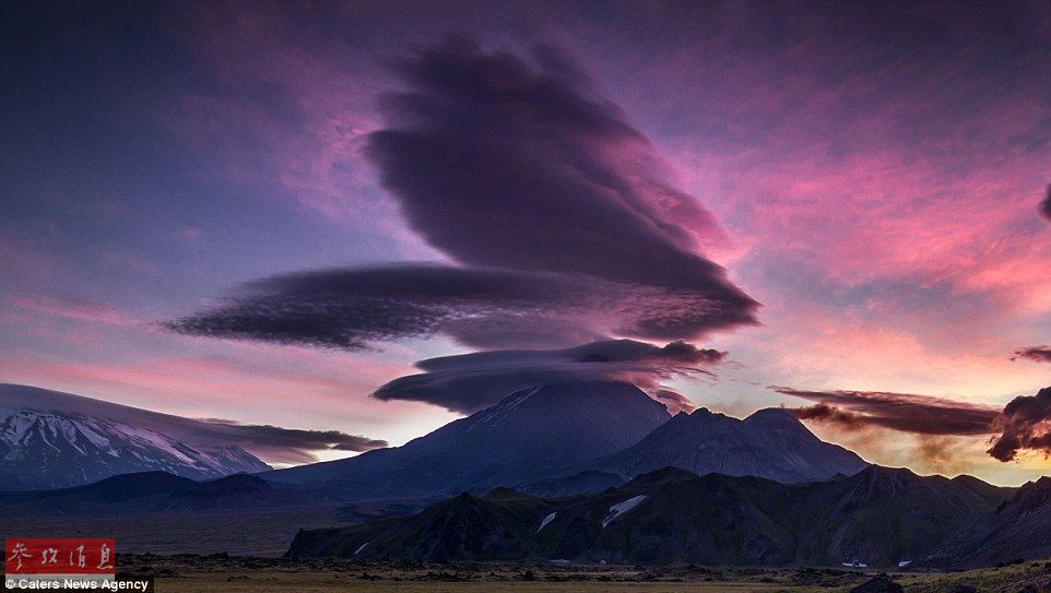 火山上籠罩著類似于外星飛碟形狀的云彩，場(chǎng)景猶如科幻大片。