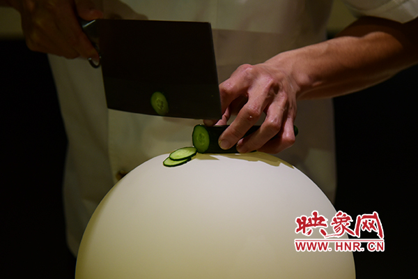 在面團(tuán)氣球上切菜。