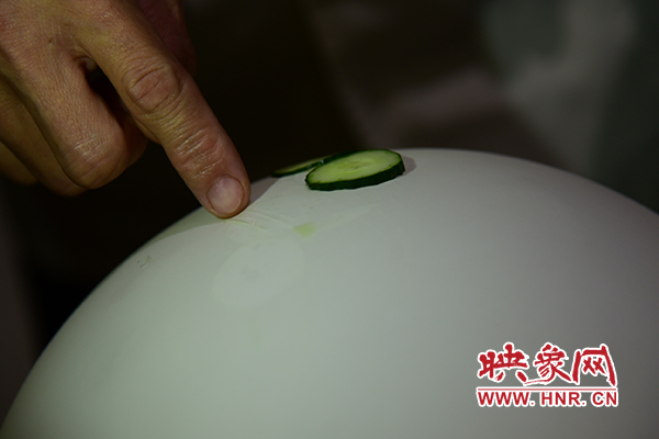 在面團(tuán)氣球上切菜。