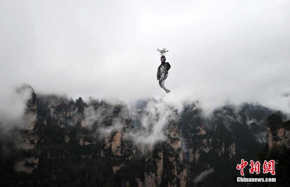 5名來自西安的大學生來到湖南張家界武陵源百龍?zhí)焯菥皡^(qū)為游客們上演了一場“萬圣空中幽靈秀”。