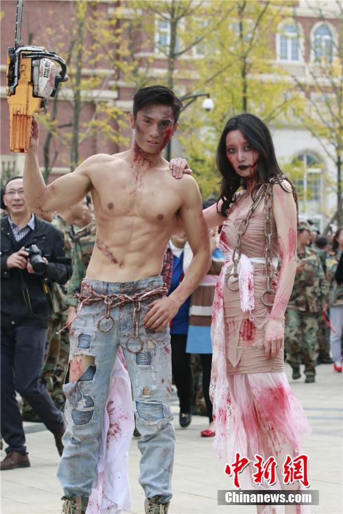 男神教師扮“鬼”學(xué)生稱其為“史上顏值最高男鬼”。何浠 攝