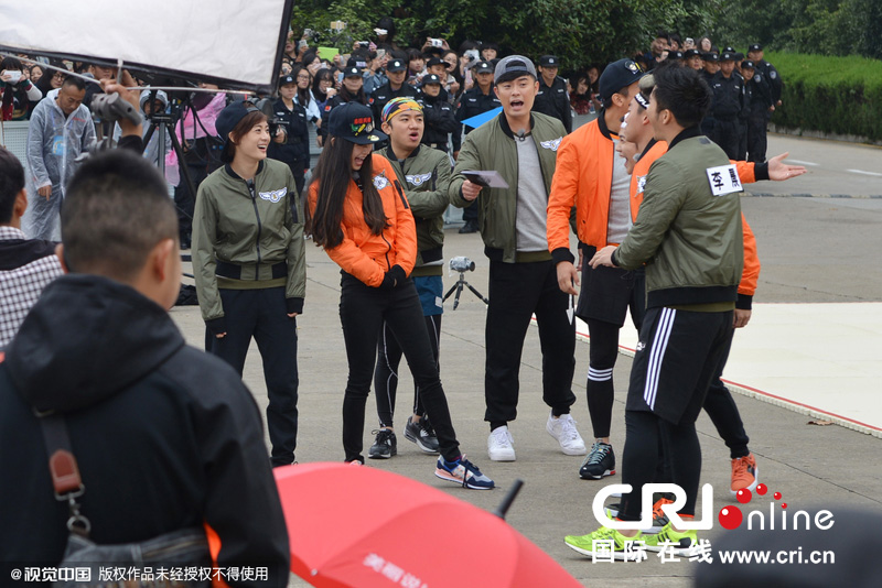 《奔跑吧兄弟》第三季劇組到南京錄制節(jié)目。
