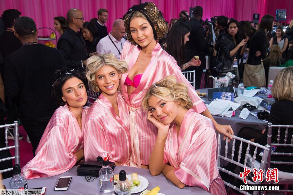 圖為模特Jacquelyn Jablonski（左起），Devon Windsor，Gigi Hadid和Rachel Hilbert在后臺(tái)合影。
