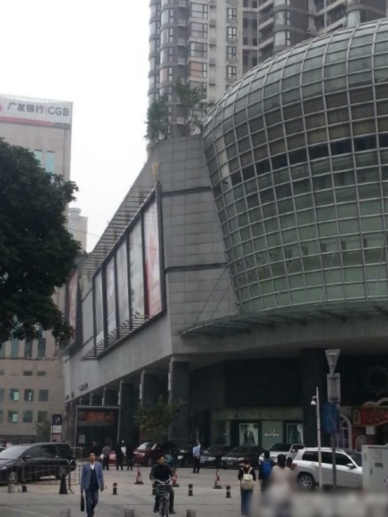 一輛停在停車位上的寶馬轎車，被墜落的樹枝砸中，樹枝徑直插入車內，現(xiàn)場引發(fā)不少市民圍觀拍照。