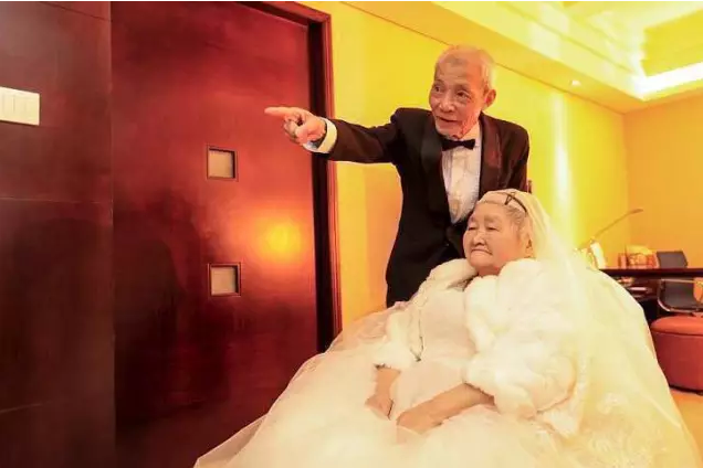 情人節(jié)最溫暖告白！84歲老人包下整樓示愛老伴