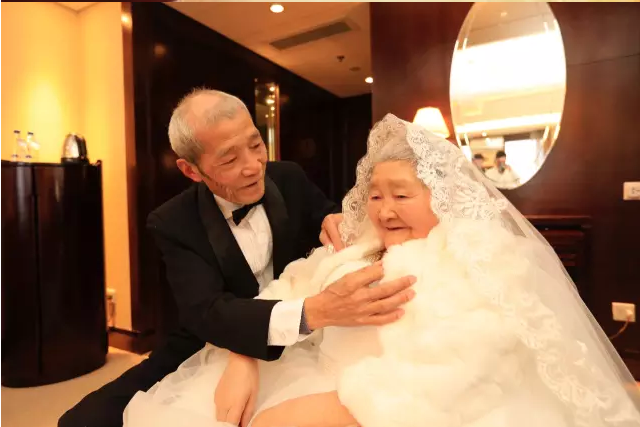 情人節(jié)最溫暖告白！84歲老人包下整樓示愛老伴