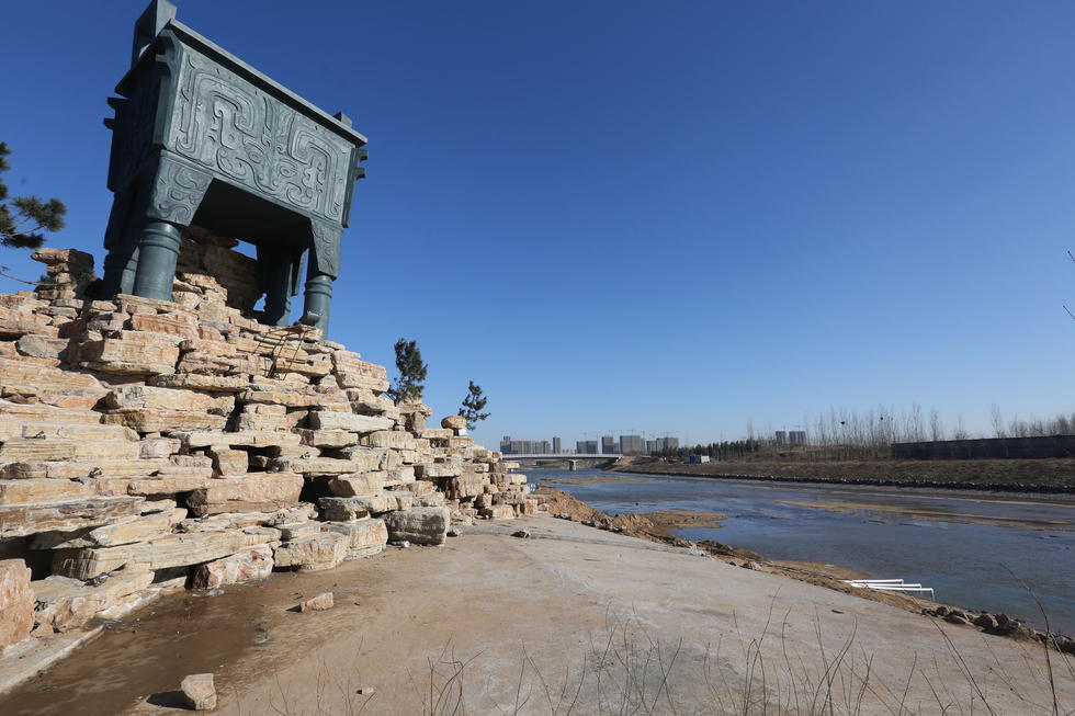 鄭州河邊建十米高銅鼎無防護(hù) 網(wǎng)友:不怕淹了？