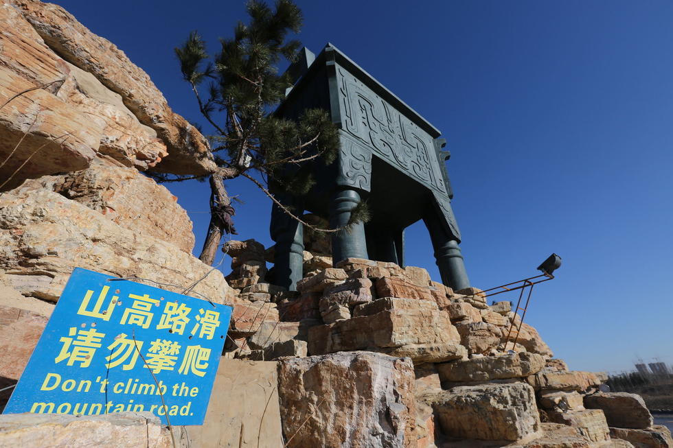 鄭州河邊建十米高銅鼎無防護(hù) 網(wǎng)友:不怕淹了？