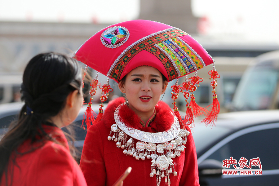 漂亮的頭飾配美女，回頭率相當(dāng)高