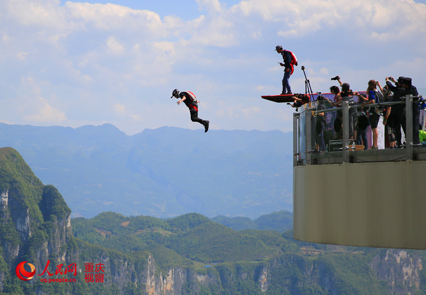 28日，2016世界低空跳傘大賽在重慶云陽龍缸景區(qū)正式開賽。圖為選手角逐中。劉政寧 攝