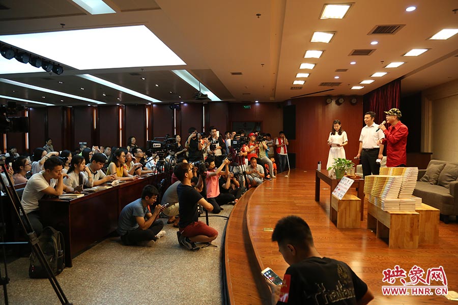 河南本土主流媒體基本全部到場(chǎng)，六小齡童接受記者提問(wèn)。
