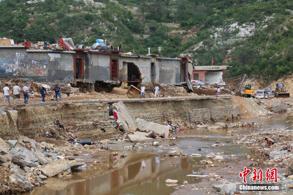 圖為都里鎮(zhèn)小河兩岸的民宅受損嚴重。