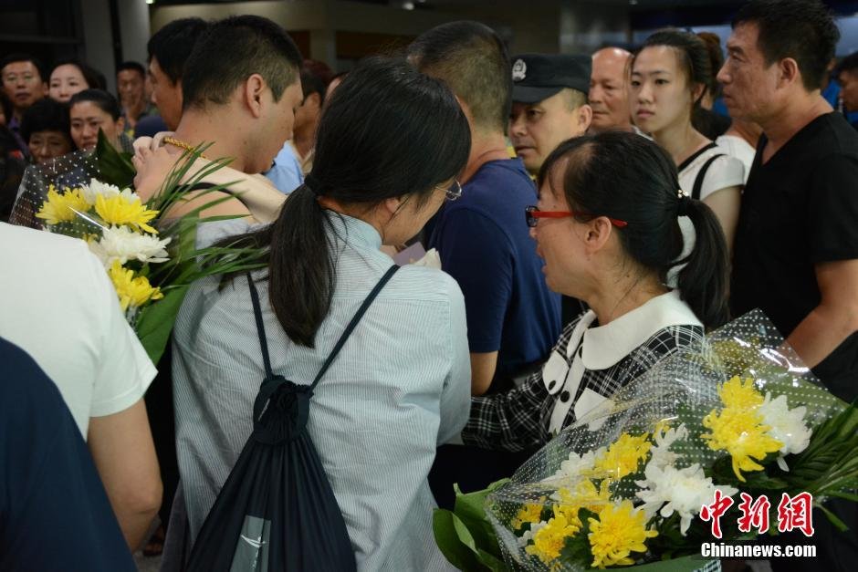 19時30分許，23位罹難者家屬代表陸續(xù)走出機場，多位家屬失聲痛哭。