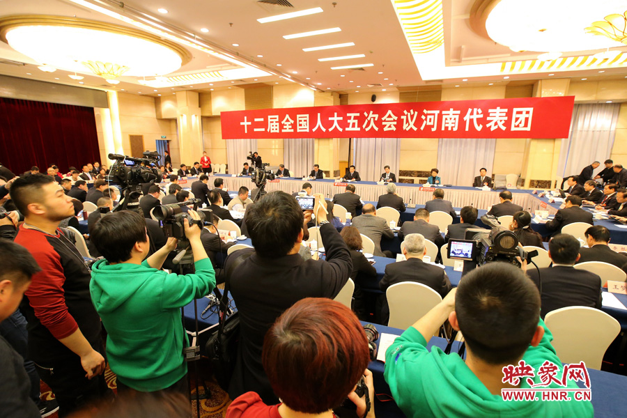 記者擠滿了媒體區(qū)，前來聽取河南“聲音”