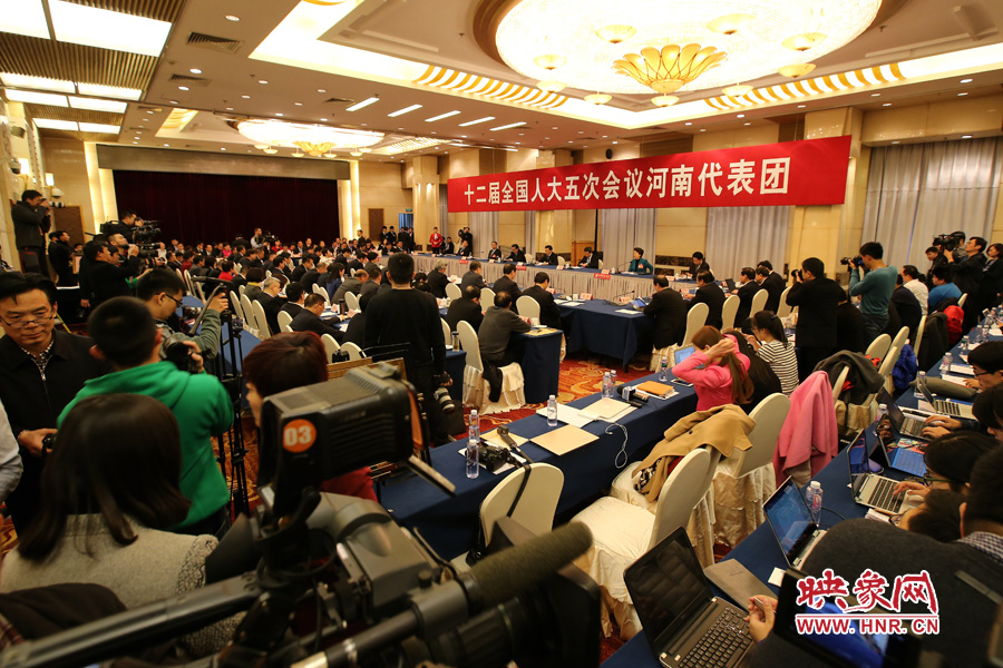 河南代表團代表的每一次發(fā)言都成為現(xiàn)場境內(nèi)外媒體關(guān)注、熱議的話題