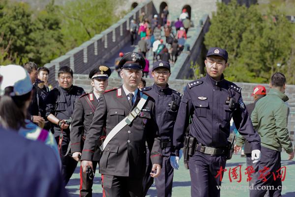 中意警察編隊(duì)巡邏。本網(wǎng)記者 陳路坤 攝
