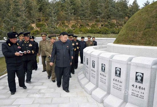 原文配圖：金正恩前往烈士墓拜祭。