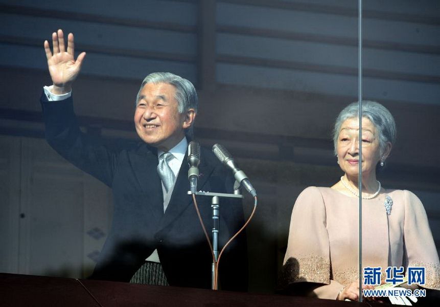 當(dāng)?shù)貢r(shí)間12月23日，在位于日本東京的皇宮，日本明仁天皇向民眾致意。
