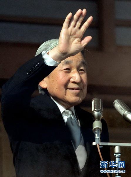 當(dāng)?shù)貢r(shí)間12月23日，在位于日本東京的皇宮，日本明仁天皇向民眾致意。