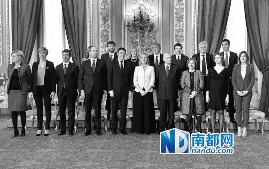 2月22日，在意大利羅馬總統(tǒng)府，新任總理馬泰奧·倫齊(前左五)與總統(tǒng)納波利塔諾(前右四)及新內(nèi)閣成員