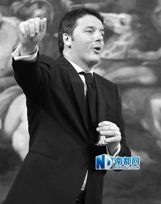 2月22日，在意大利羅馬總理府，新任總理馬泰奧·倫齊搖鈴象征正式行使總理權(quán)力。