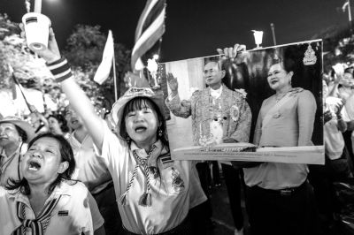 5日，泰國巴蜀府海濱度假勝地華欣，數(shù)萬民眾身穿國王的代表色“黃色”T恤，自發(fā)上街，口喊“國王萬歲”的口號。