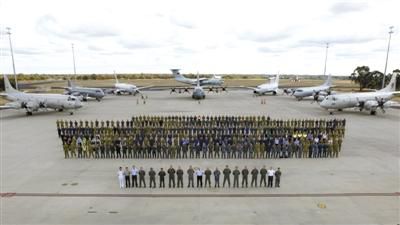 4月29日，澳大利亞珀斯，馬航MH370空中搜索正式結(jié)束，參與搜索的多國部隊在離開前留影紀念。