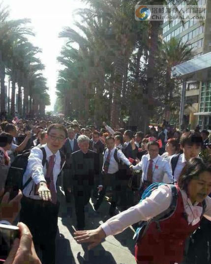 中國(guó)7000人旅行團(tuán)在美唱國(guó)歌 人均消費(fèi)1萬美元