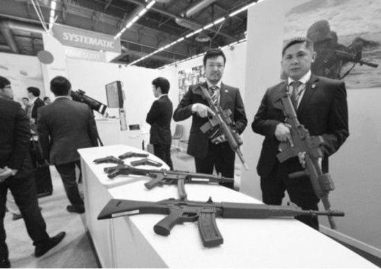 　日本企業(yè)在歐洲國際防務(wù)展上展示橡膠槍。