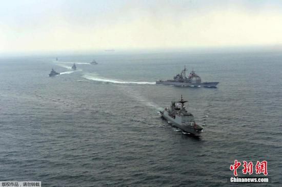 資料圖： 2014年3月14日，韓國與美國軍艦參加韓美2014“鷂鷹”聯(lián)合軍演。