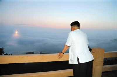 　朝鮮最高領(lǐng)導(dǎo)人金正恩正在觀看導(dǎo)彈發(fā)射。