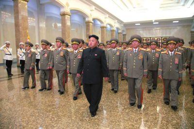 金正恩率領(lǐng)軍隊領(lǐng)導(dǎo)人等前往平壤錦繡山太陽宮瞻仰了金日成、金正日的遺容。