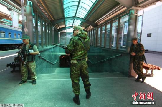烏克蘭政府軍和民間武裝在頓涅茨克機(jī)場(chǎng)火車站附近發(fā)生激烈交火,火車站附近街道受到炮彈猛烈襲擊。