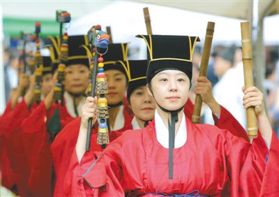 3日，韓國首爾，成均館內(nèi)，民眾穿著傳統(tǒng)服飾跳舞迎接中秋。中秋和春節(jié)一樣，是韓國最重要的傳統(tǒng)節(jié)日。