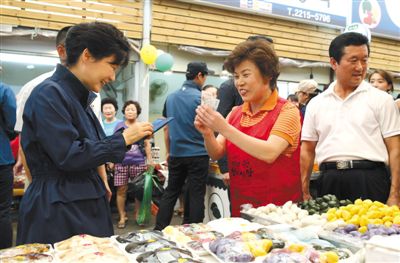 5日，韓國首爾，韓國總統(tǒng)樸槿惠在中秋前視察市場，購買過節(jié)食品。