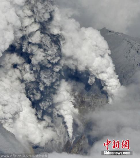 日本中部御岳山發(fā)生噴發(fā)，或已造成數(shù)人受傷。這座日本第二高的火山噴出高達3公里的火山灰。